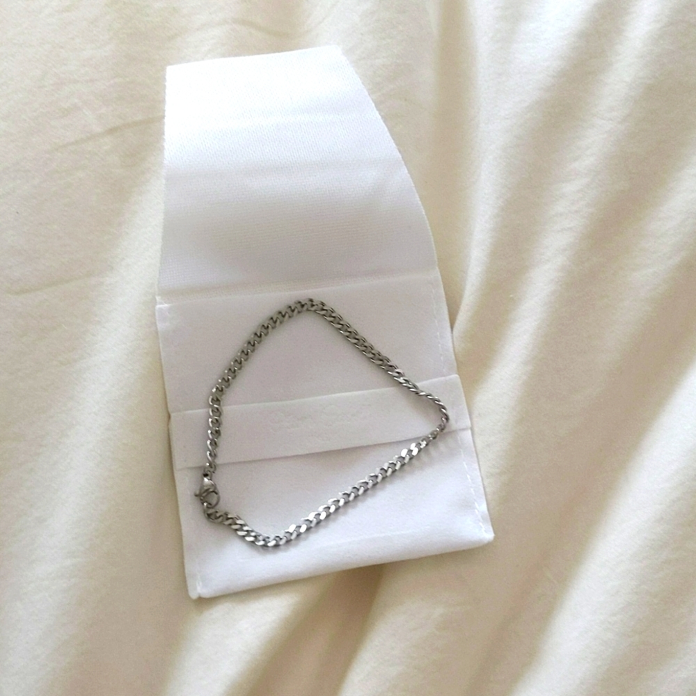 Oliver Cabell, bracelet